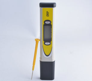 Metro di prova tenuto in mano dell'acqua di TDS, pHmetro elettronico con una calibratura di 1 punto